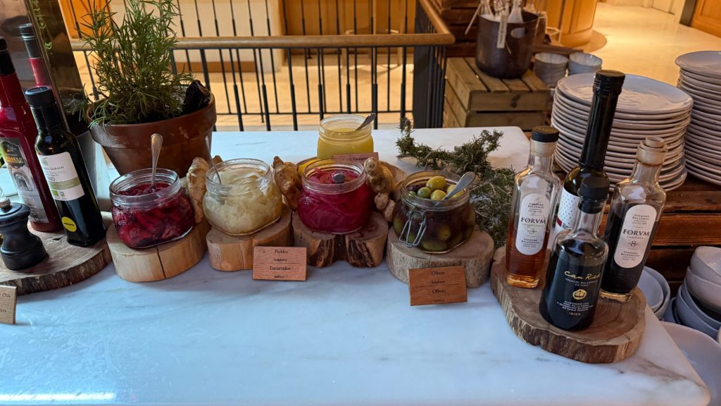 Six Senses Ibiza Fruehstueck Oel Auswahl