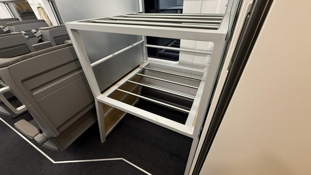 DB ICE L Erste Klasse Gepaeckablage