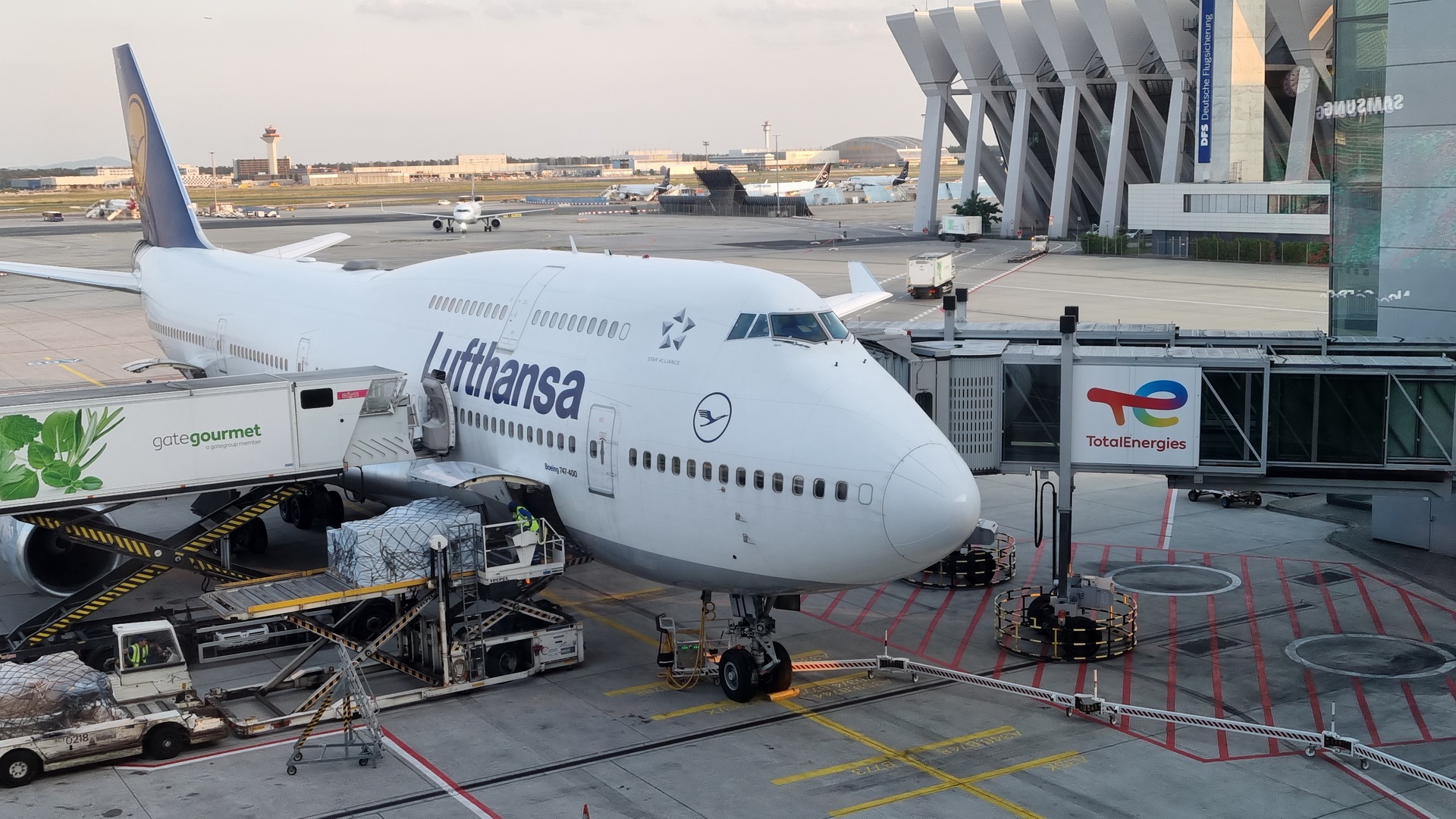 Lufthansa Boeing 747 400 (1)