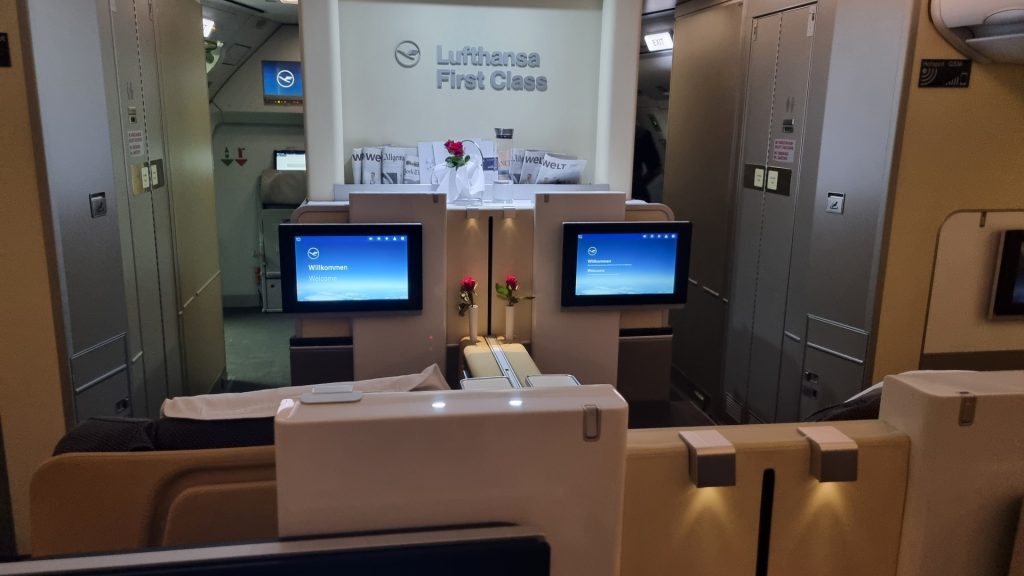 Lufthansa First Class Schild