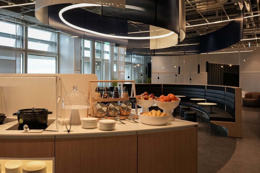 Lufthansa Senator Und Business Lounge Stuttgart Buffet