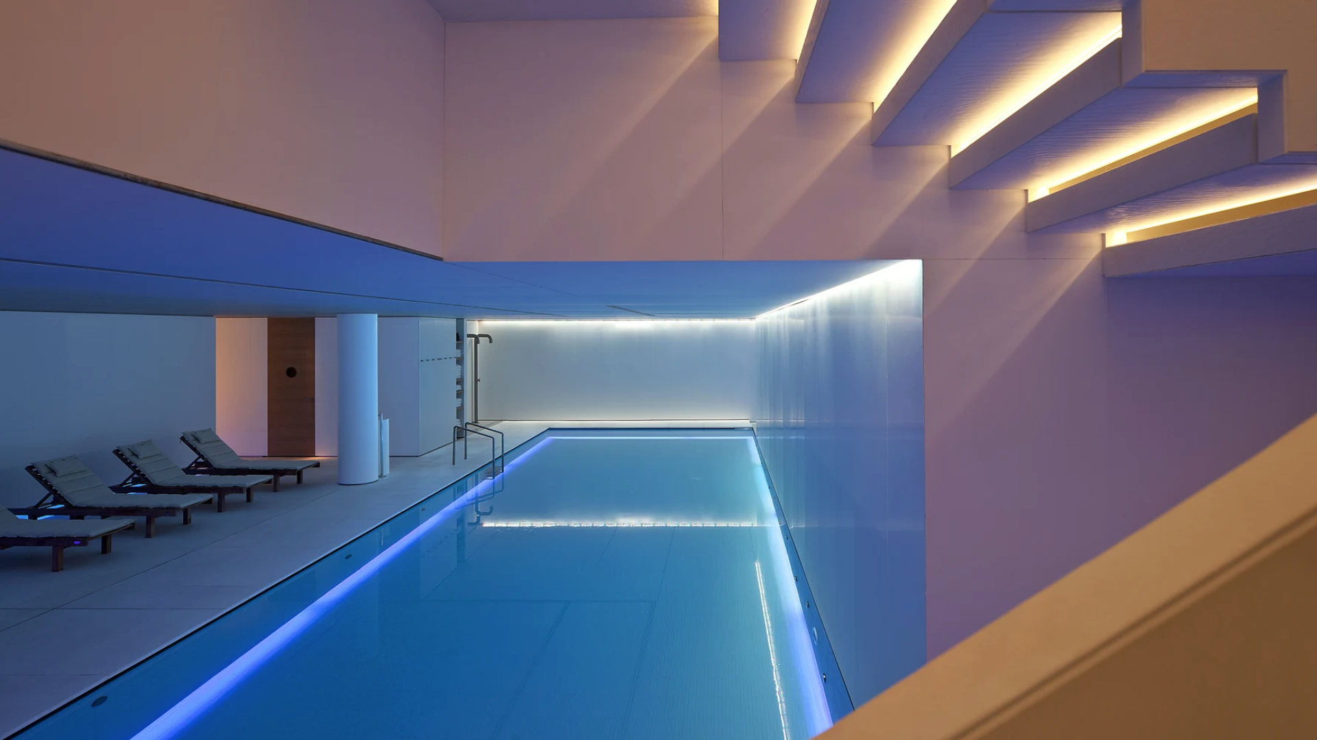 Pool im Wellnessbereich des Mandarin Oriental Conservatorium Hotel Amsterdam