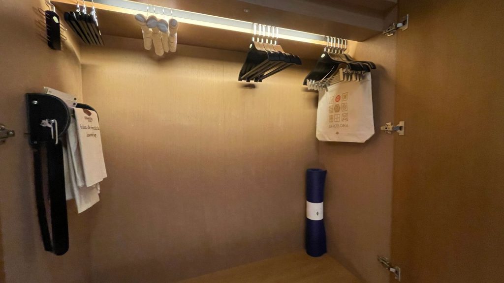 Mandarin Oriental Barcelona Zimmer Schrank