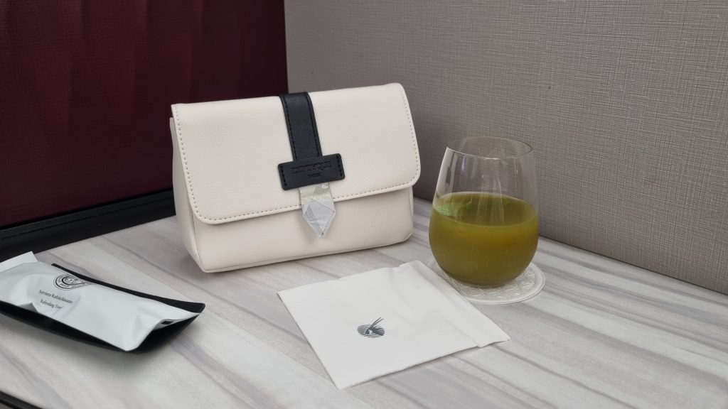 Qatar Airways Welcome Drink und Amenity Kit