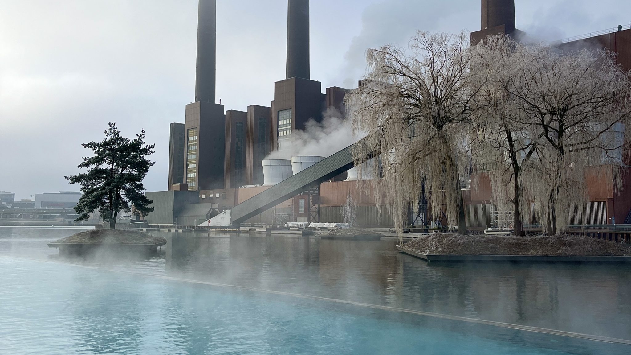 Außenpool des The Ritz-Carlton Wolfsburg im Hafenbecken