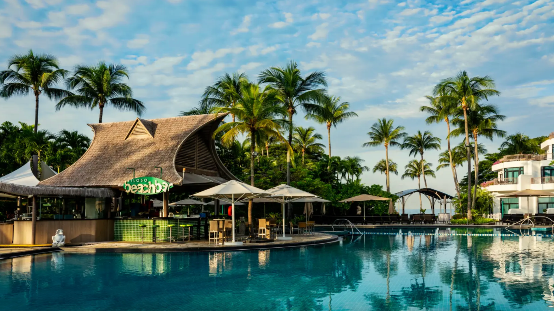 Siloso Beach Bar mit Palmen am Pool des Shangri-Las Rasa Sentosa Resort Singapur