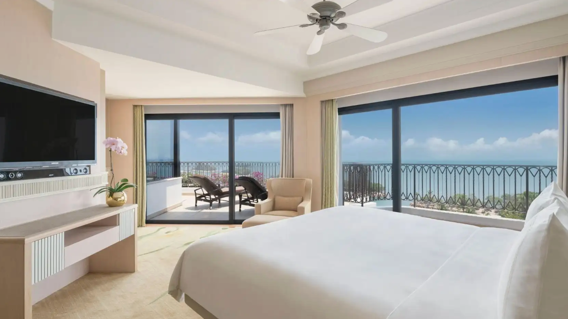 Schlafzimmer mit Balkon und Meerblick im Shangri-Las Rasa Sentosa Resort Singapur