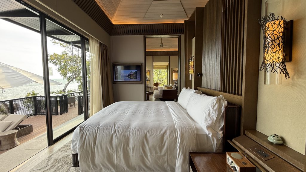 The Ritz Carlton Langkawi Villa Schlafzimmer