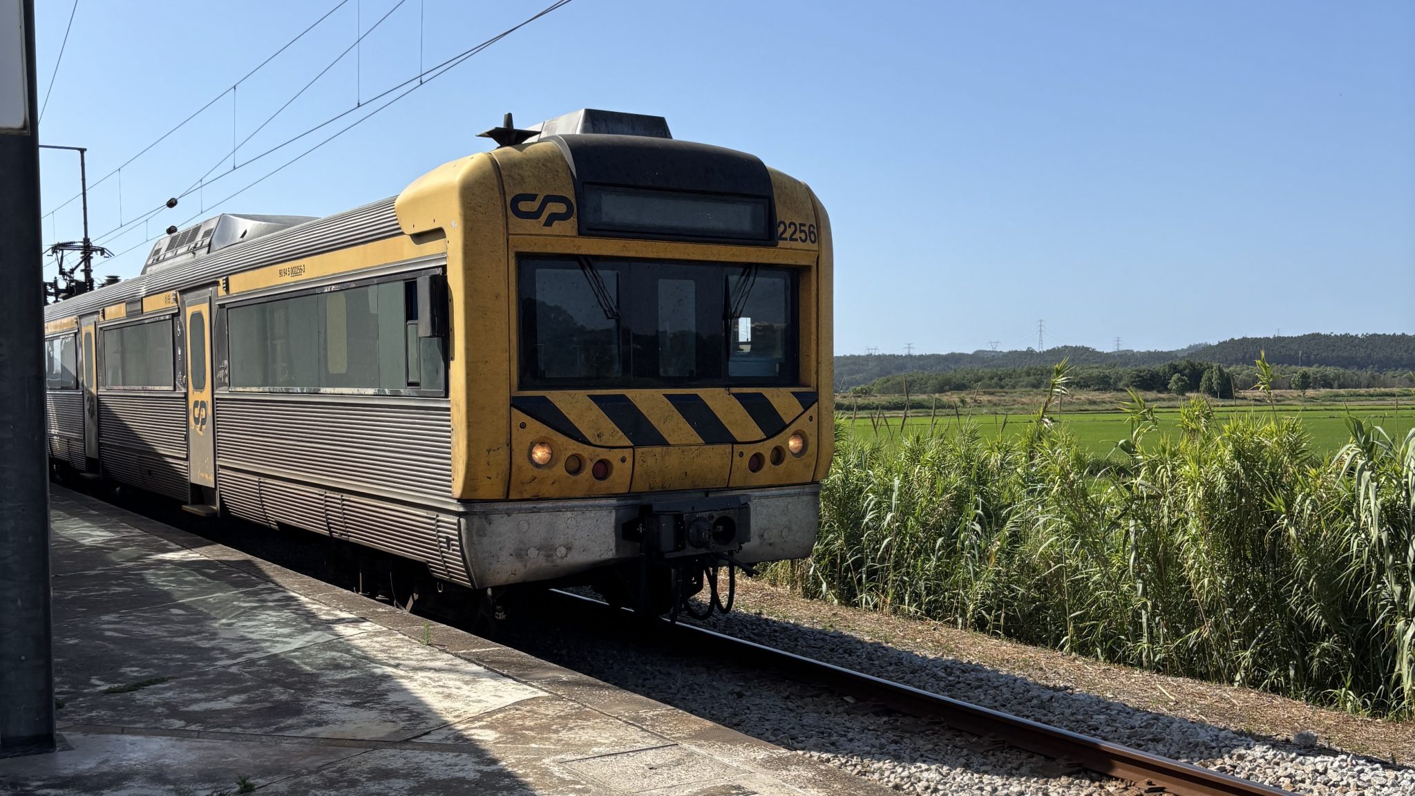 Zugfahrt durch die Landschaft Portugals