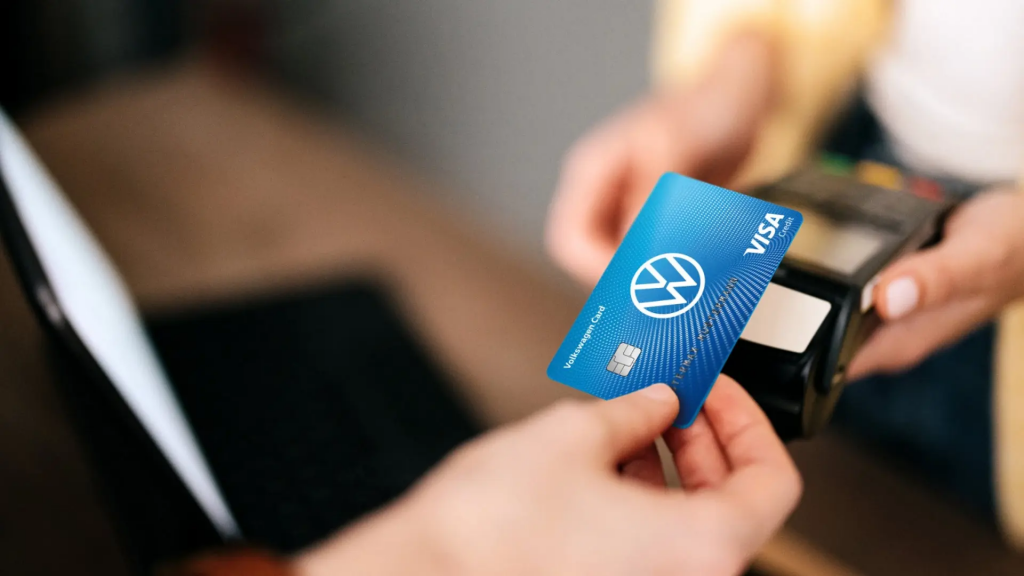 Person bezahlt mit der VW Bank Kreditkarte