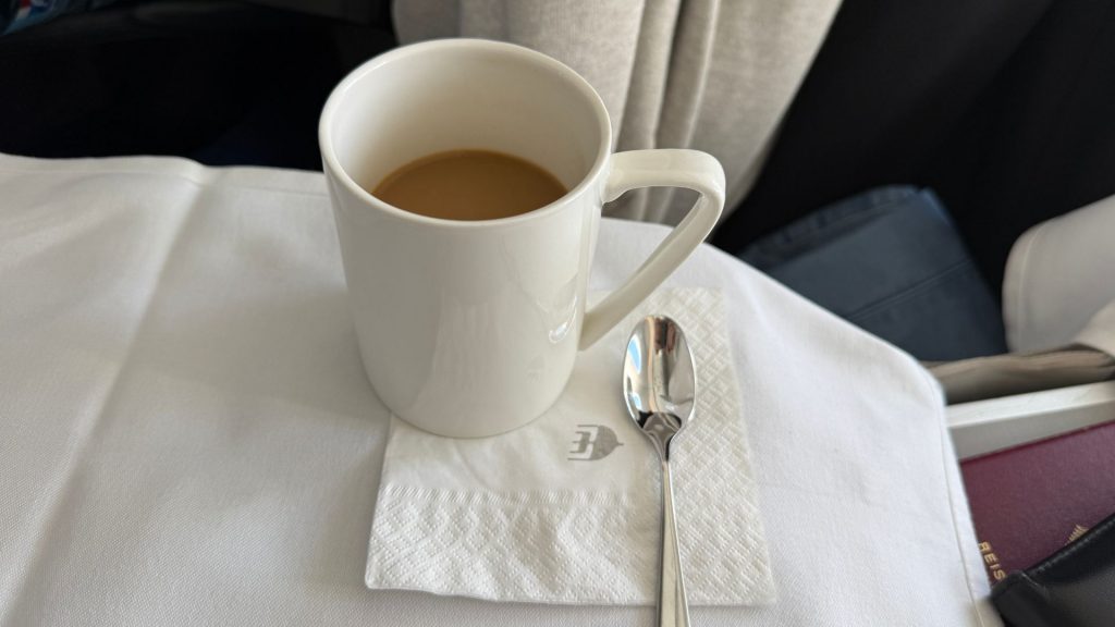 Malaysia Airlines Business Class Airbus A330-300 - Kaffee