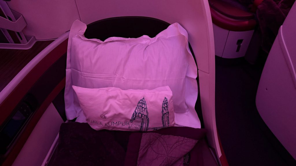 Qatar Airways Business Class Boeing 787 8 2 Kissen
