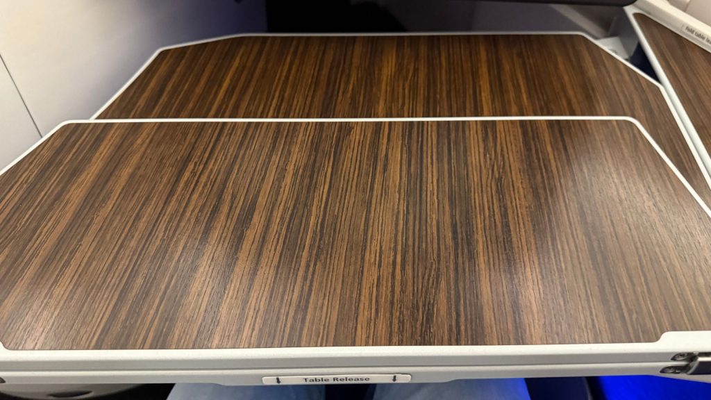 Qatar Airways Business Class Boeing 787 8 Ausklappbarer Tisch