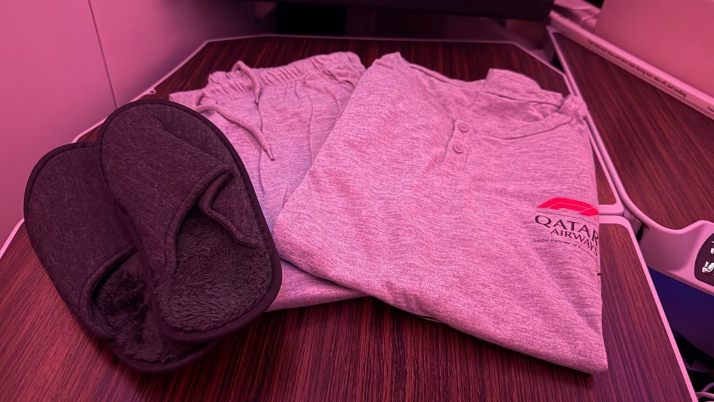 Qatar Airways Business Class Boeing 787 8 Pyjama Und Hausschuhe 2