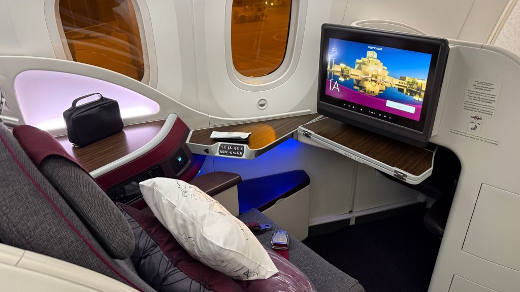 Qatar Airways Business Class Boeing 787 8 Tische 2