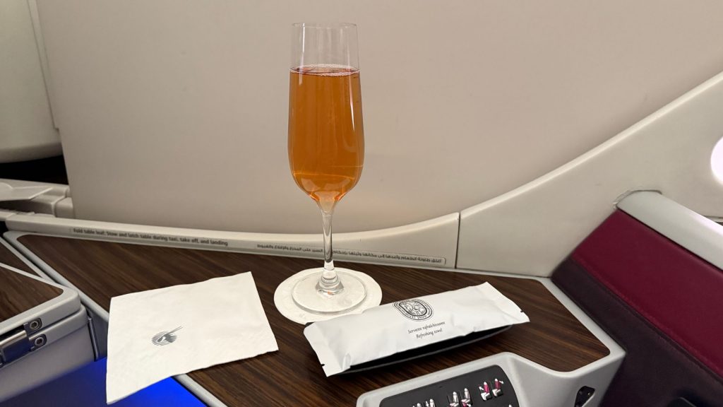 Qatar Airways Business Class Boeing 787 8 Willkommensdrink