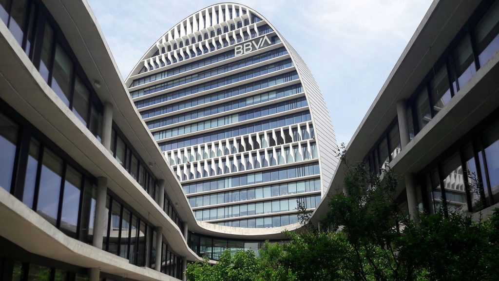 Modernes Hochhaus der BBVA Zentrale in Madrid