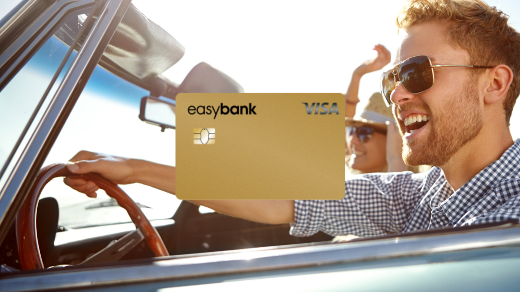 Easybank Gold im Vordergrund, im Hintergrund zwei Personen in einem Cabrio