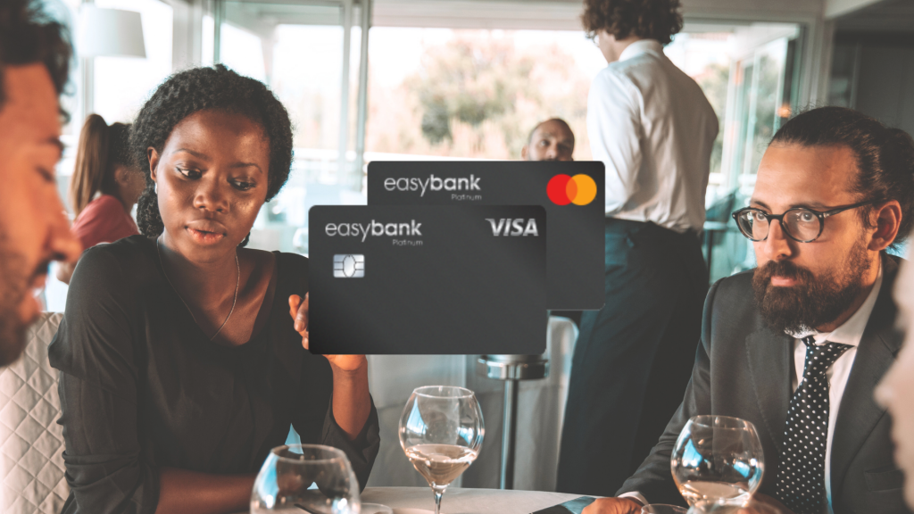 Easybank Platinum Double im Vordergrund, im Hintergrund ein Geschaeftsessen
