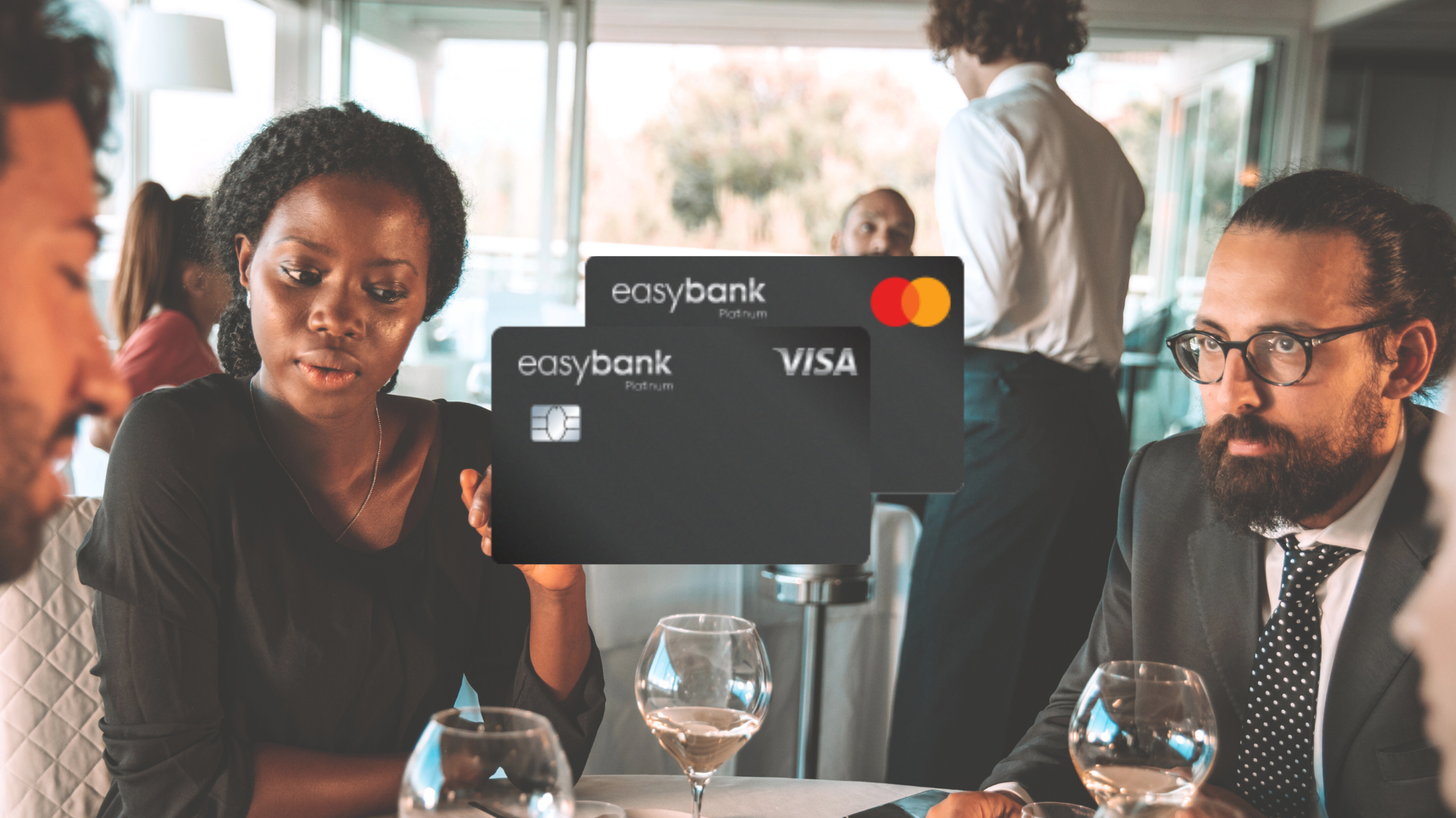 Easybank Platinum Double im Vordergrund, im Hintergrund ein Geschaeftsessen