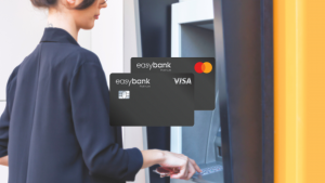 Easybank Platinum Double im Vordergrund, im Hintergrund eine Frau am Geldautomaten