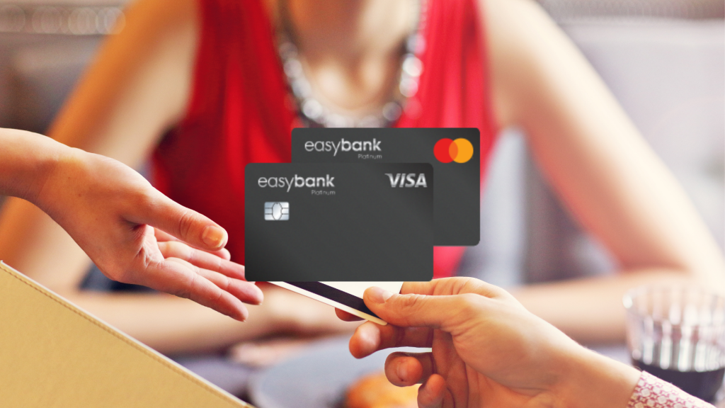 Easybank Platinum Double im Vordergrund, im Hintergrund Personen, die eine Karte uebergeben