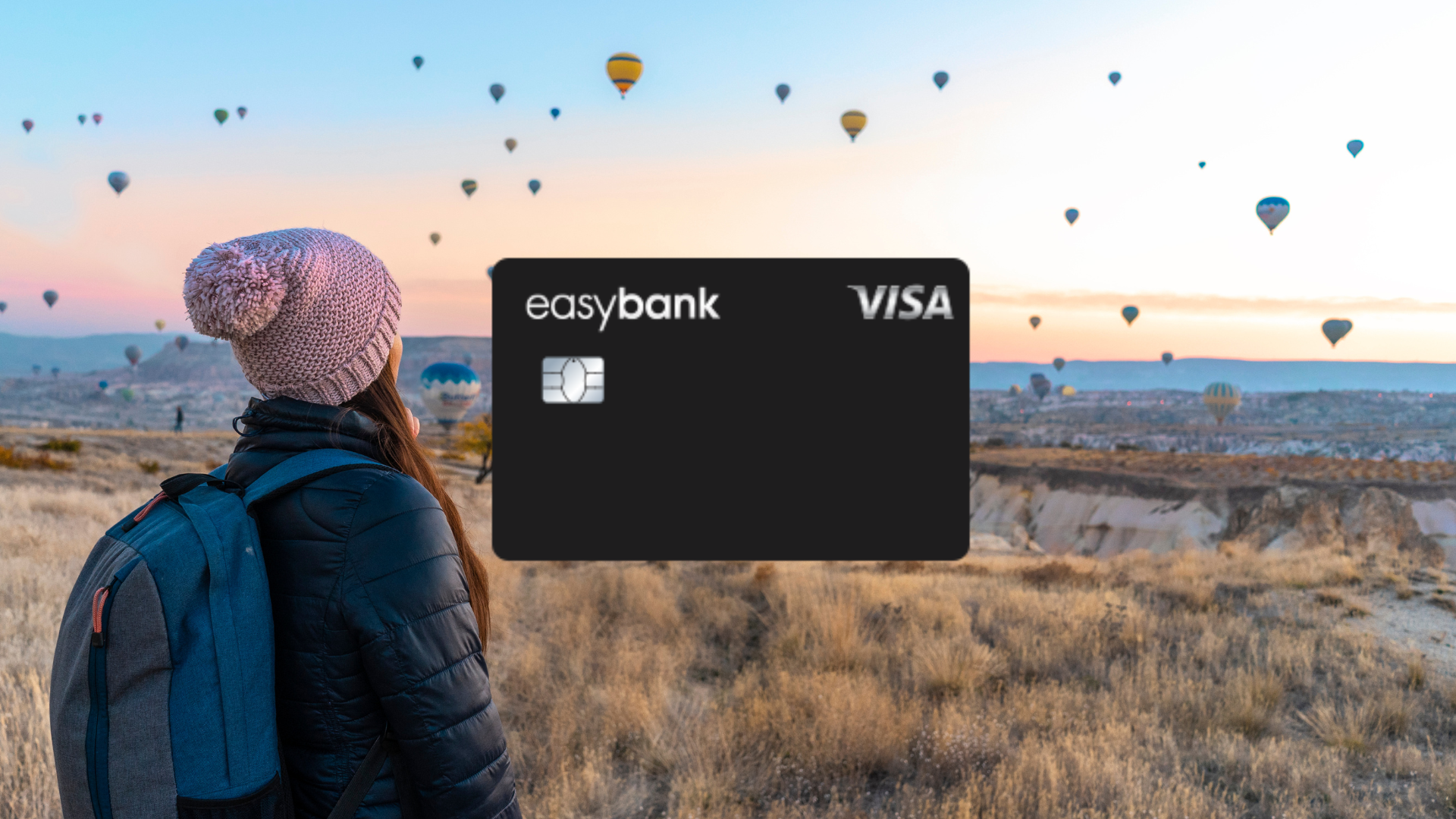 Easybank Visa im Vordergrund, im Hintergrund eine Frau und eine Landschaft mit Heißluftballons