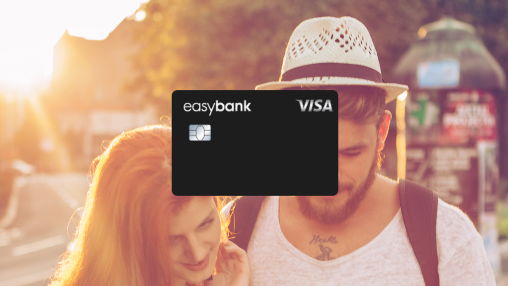 Easybank Visa im Vordergrund, im Hintergrund ein Mann und eine Frau auf Reisen
