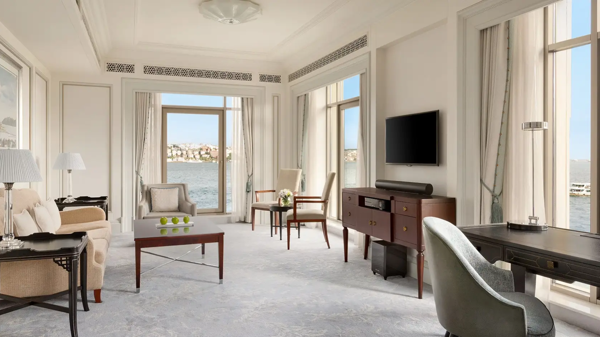 Wohnbereich einer Suite mit Fenstern zum Bosporus im Shangri-La Bosphorus Istanbul