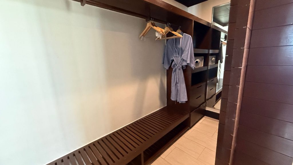 Gaya Island Resort Kota Kinabalu Ankleidezimmer