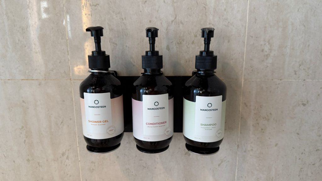 Gaya Island Resort Kota Kinabalu Badezimmer Dusche Pflegeprodukte