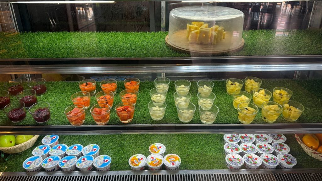 Gaya Island Resort Kota Kinabalu Fruehstueck Obst Jogurth