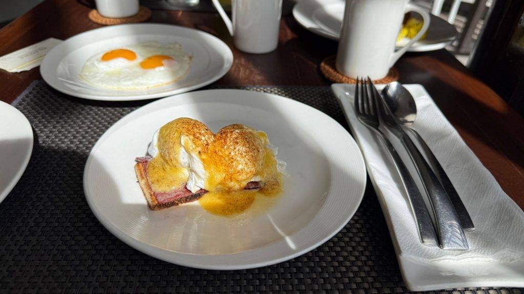 Gaya Island Resort Kota Kinabalu Fruehstueck Eggs Benedict