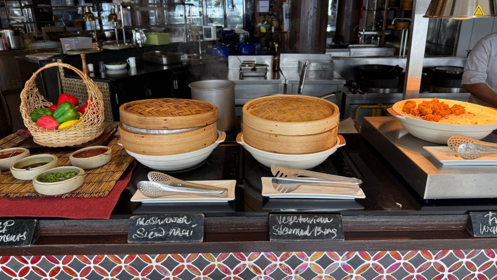 Gaya Island Resort Kota Kinabalu Fruehstueck Lokale Speißen