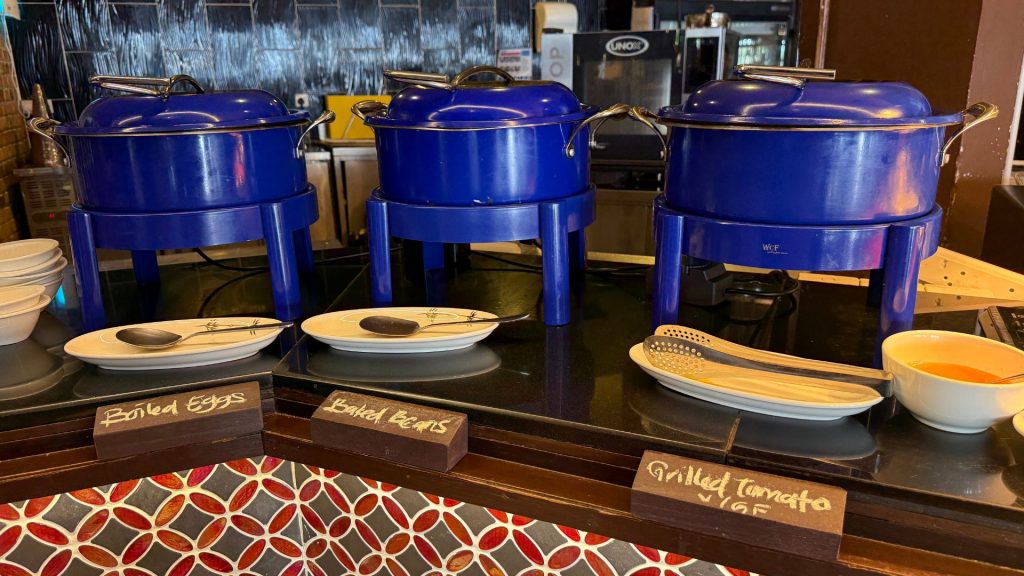 Gaya Island Resort Kota Kinabalu Fruehstueck Warme Speißen