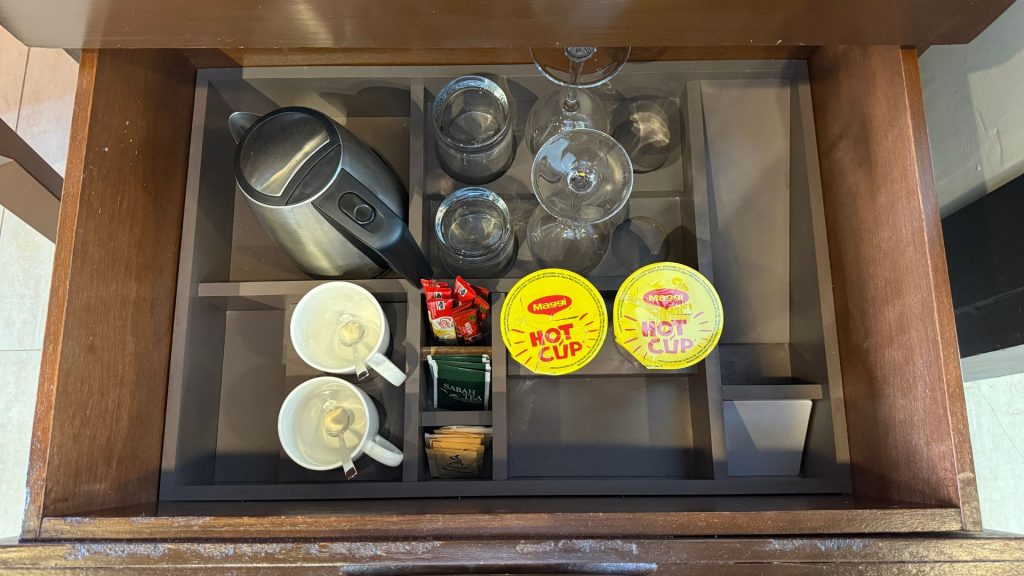 Gaya Island Resort Kota Kinabalu Minibar Wasserkocher