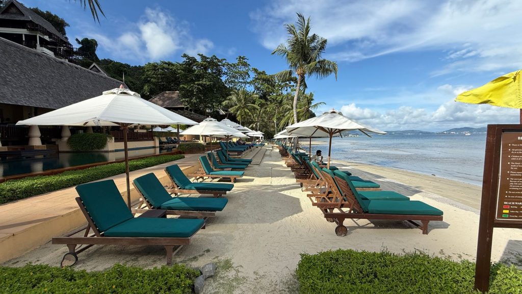 Gaya Island Resort Kota Kinabalu Pool Strand Liegen