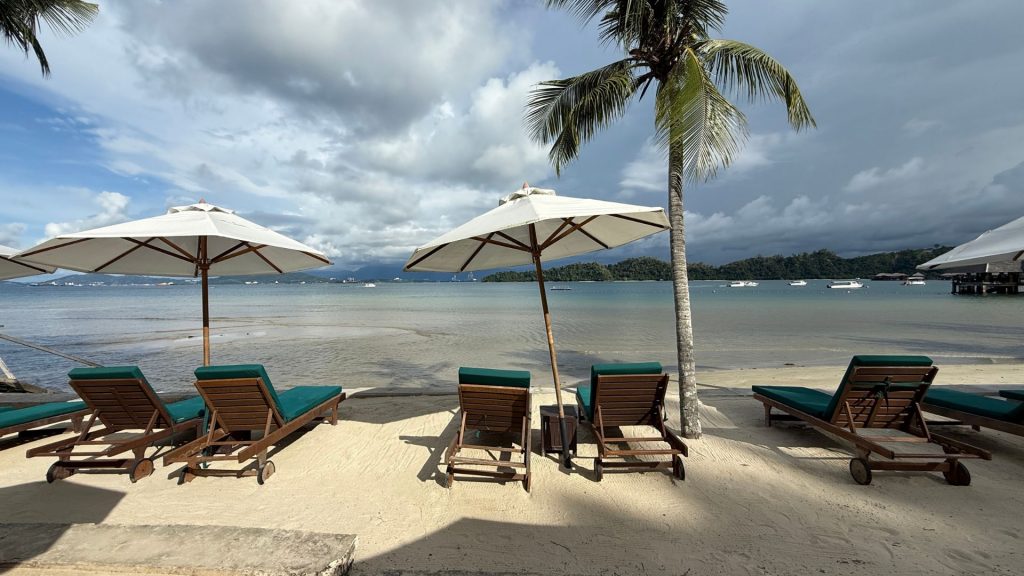 Gaya Island Resort Kota Kinabalu Strand Liegen