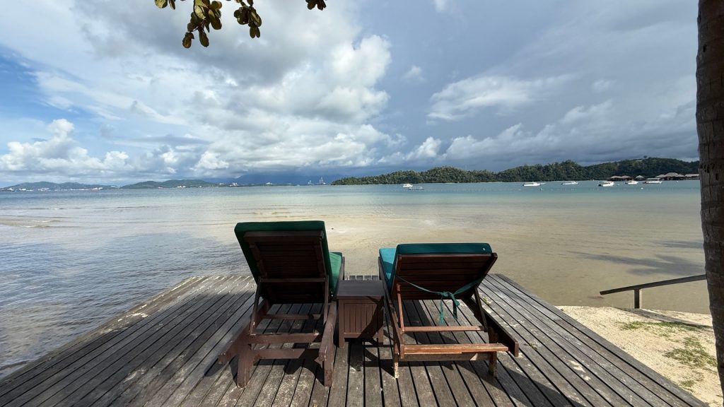 Gaya Island Resort Kota Kinabalu Strand Liegen (3)