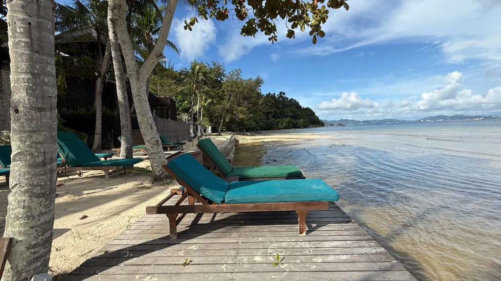 Gaya Island Resort Kota Kinabalu Strand Liegen (5)