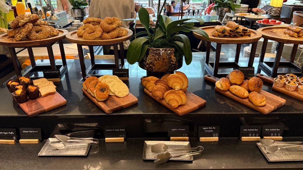 Mandarin Oriental Kuala Lumpur Fruehstueck Buffet Gebaeckauswahl