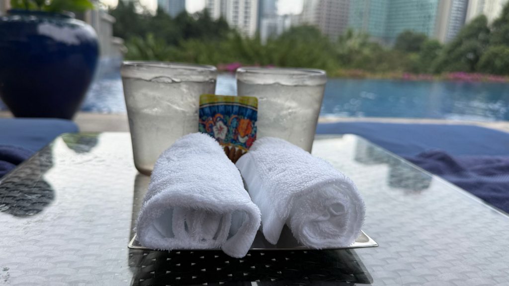 Mandarin Oriental Kuala Lumpur Getraenke Und Handtuecher Am Pool