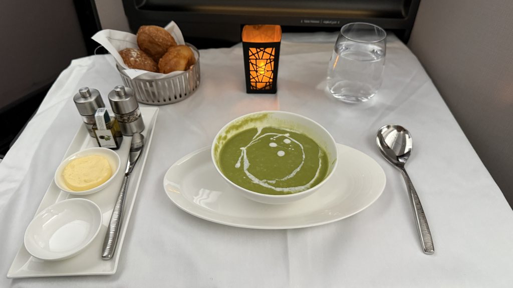 Qatar Airways Boeing 787 9 Business Class Mittagessen Suppe