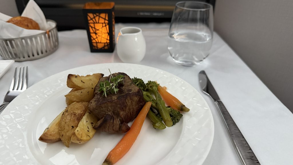 Qatar Airways Business Class Boeing 787 9 Mittagessen Fleisch