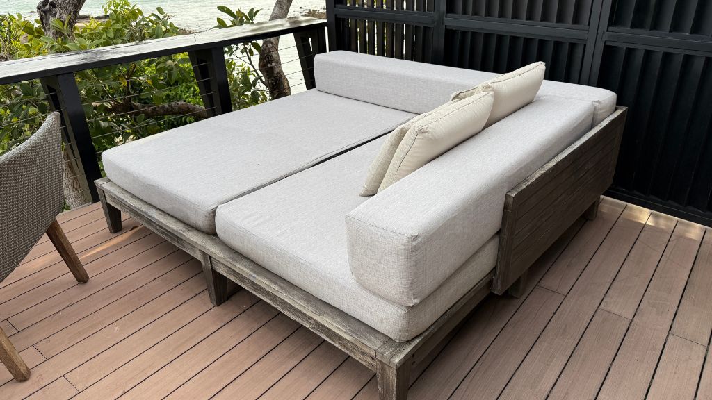 The Ritz Carlton Langkawi Villa Außenbereich Pool Liege (1)