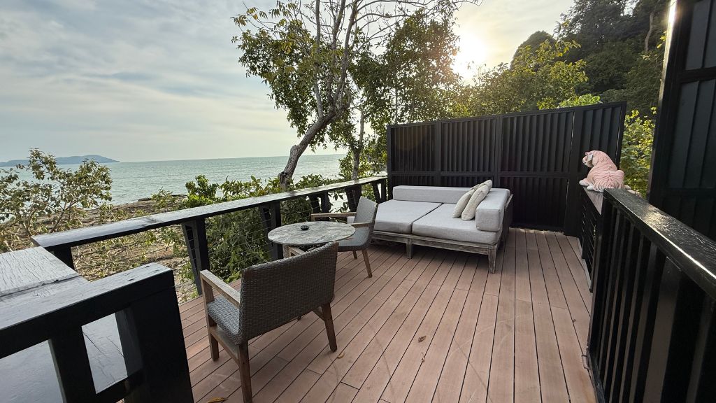 The Ritz Carlton Langkawi Villa Außenbereich Pool Liege (2)