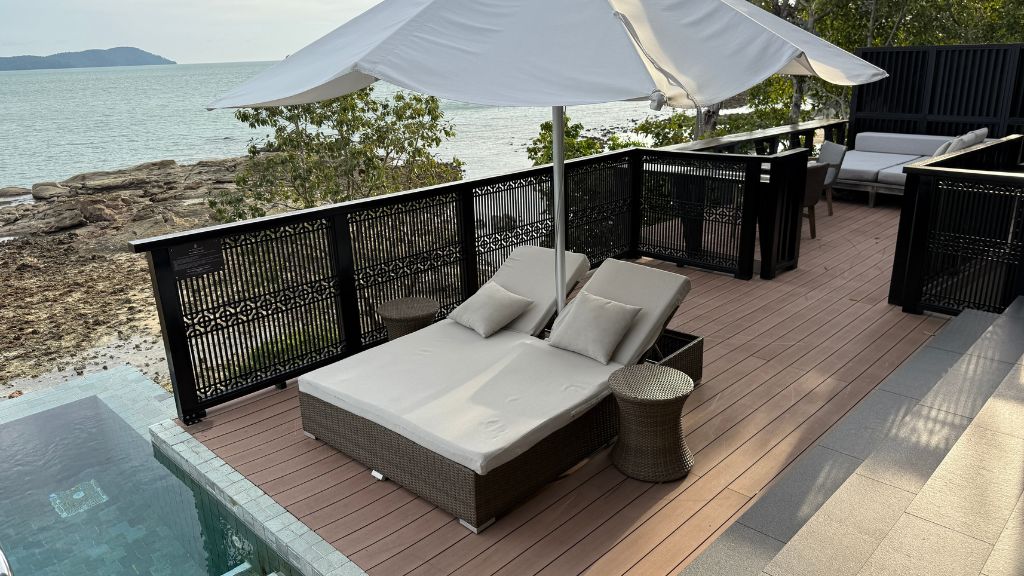 The Ritz Carlton Langkawi Villa Außenbereich Pool Liege