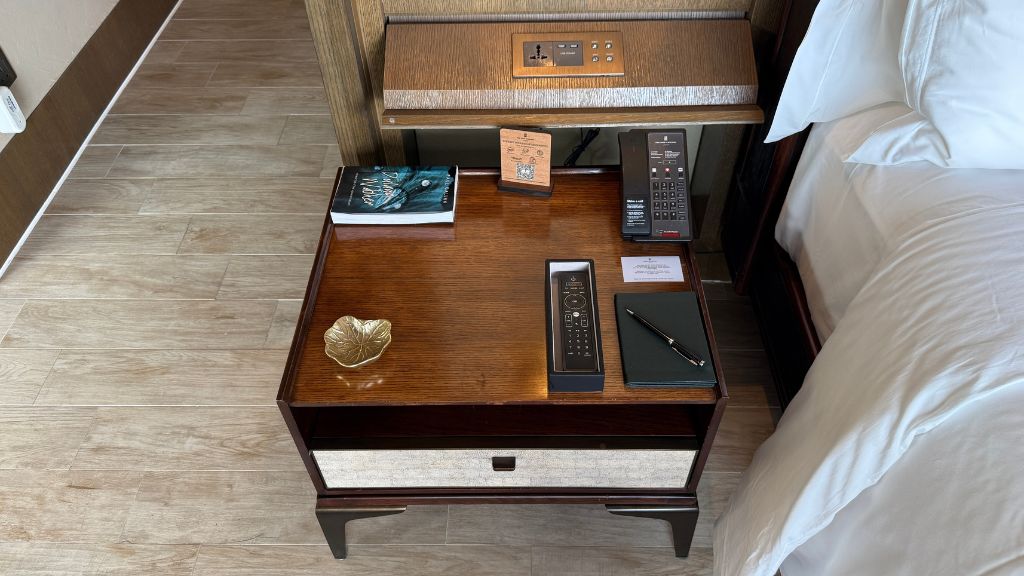 The Ritz Carlton Langkawi Villa Schlafzimmer Nachttisch