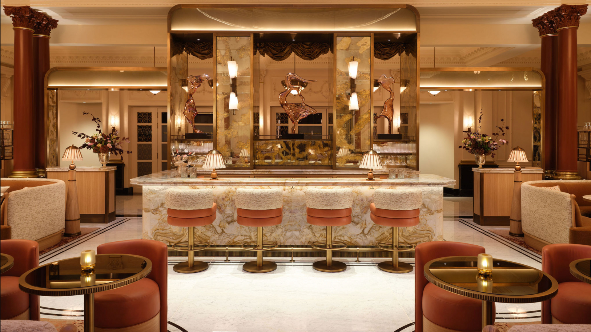 Bar mit Sesseln und hohen Fenstern im The Savoy London