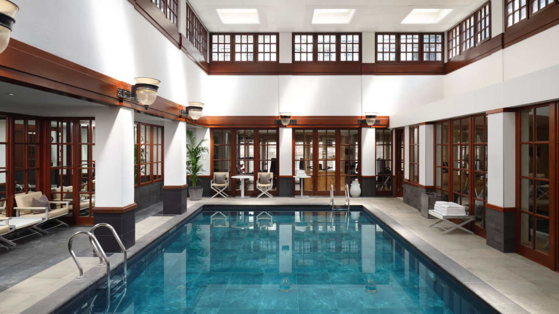 Pool unter Glasdach im The Savoy London